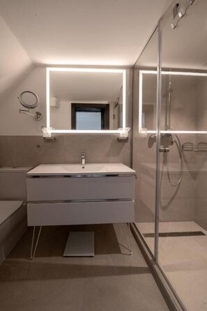 Shower, hair dryer, slippers, towels - The Szekler Countryside Estate (Bicfalau)