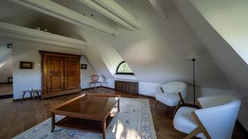 Deluxe Suite, Garden View | Interior