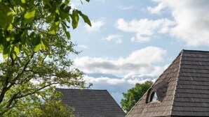 Il s’agit d’un bâtiment traditionnel doté d’un toit en pente, d’un porche à l’avant et d’une pelouse bien entretenue.