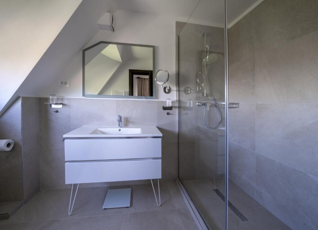 Chambre Double Deluxe, vue jardin | Salle de bain