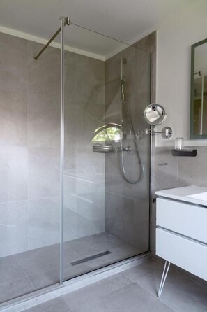 Shower, hair dryer, slippers, towels - The Szekler Countryside Estate (Bicfalau)