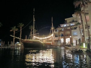 Un bateau était amarré dans une marina, avec un bâtiment visible en arrière-plan.
