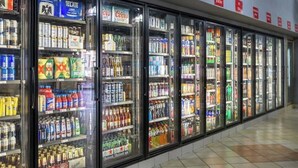 Eine Kühlvitrine mit verschiedenen Marken und Sorten von Getränken.