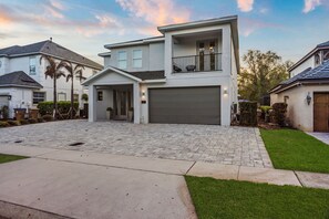 Exterior - 8BR Superb Villa, Pool, Spa • Near Disney (Reunion)