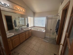 Towels, soap, toilet paper - Spacious 4-bedroom house with AMAZING Pikes Peak View and great location! (Colorado Springs)