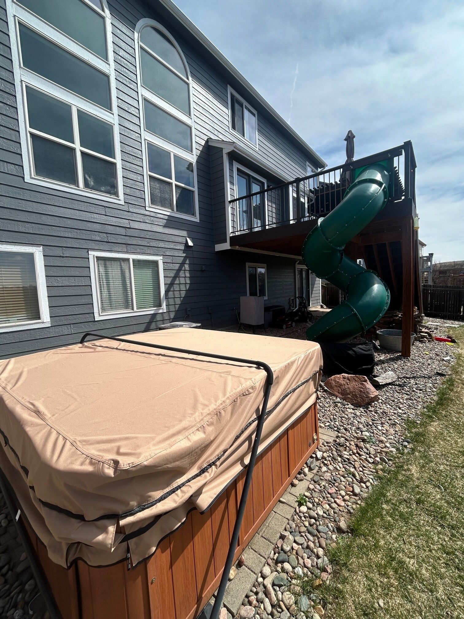 Et hus med jacuzzi, rutsjebane og terrasse.