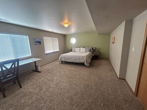 Iron/ironing board, WiFi, bed sheets - Spacious 4-bedroom house with AMAZING Pikes Peak View and great location! (Colorado Springs)