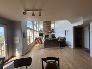 Living area - Spacious 4-bedroom house with AMAZING Pikes Peak View and great location! (Colorado Springs)