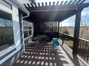Outdoor dining - Spacious 4-bedroom house with AMAZING Pikes Peak View and great location! (Colorado Springs)