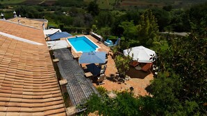 A rooftop pool with a view of the countryside, a covered seating area, and a patio with umbrellas. - Peaceful Algarve Couple Escape With Pool (Portimão)