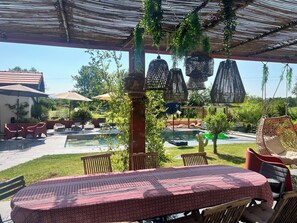 Outdoor dining - Villa 5 bedrooms, Bali style with pool and jacuzzi, land 1700 m², near lake (Ambronay)