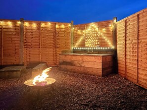 Property grounds - sea view, outdoor bath, off grid cabin (Woolacombe)