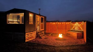 Terrace/patio - sea view, outdoor bath, off grid cabin (Woolacombe)