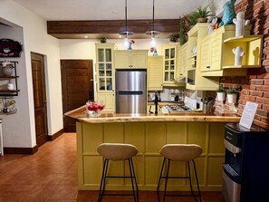 Private kitchen - Luxury Mountain Retreat in the Heart of Jarabacoa -Where the clouds meet comfort (Jarabacoa)