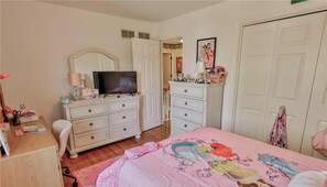 5 bedrooms, WiFi, bed sheets, wheelchair access - Spacious 5-bedroom house in soothing Bethlehem with AC and fitness room (Bethlehem)