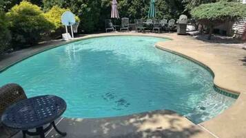 Piscina a l'aire lliure i piscina climatitzada