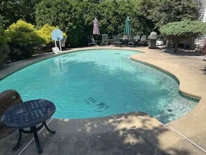 Una piscina al aire libre, una piscina climatizada