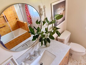 Secadora de cabello, bidet, toallas, jabón 