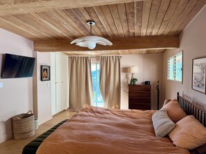 4 bedrooms, iron/ironing board, free WiFi, bed sheets - Spacious Hillside Mid-century Designer Home with Views (Glendale)