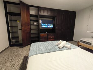 Habitación triple Confort | Minibar, caja fuerte, wifi gratis y ropa de cama