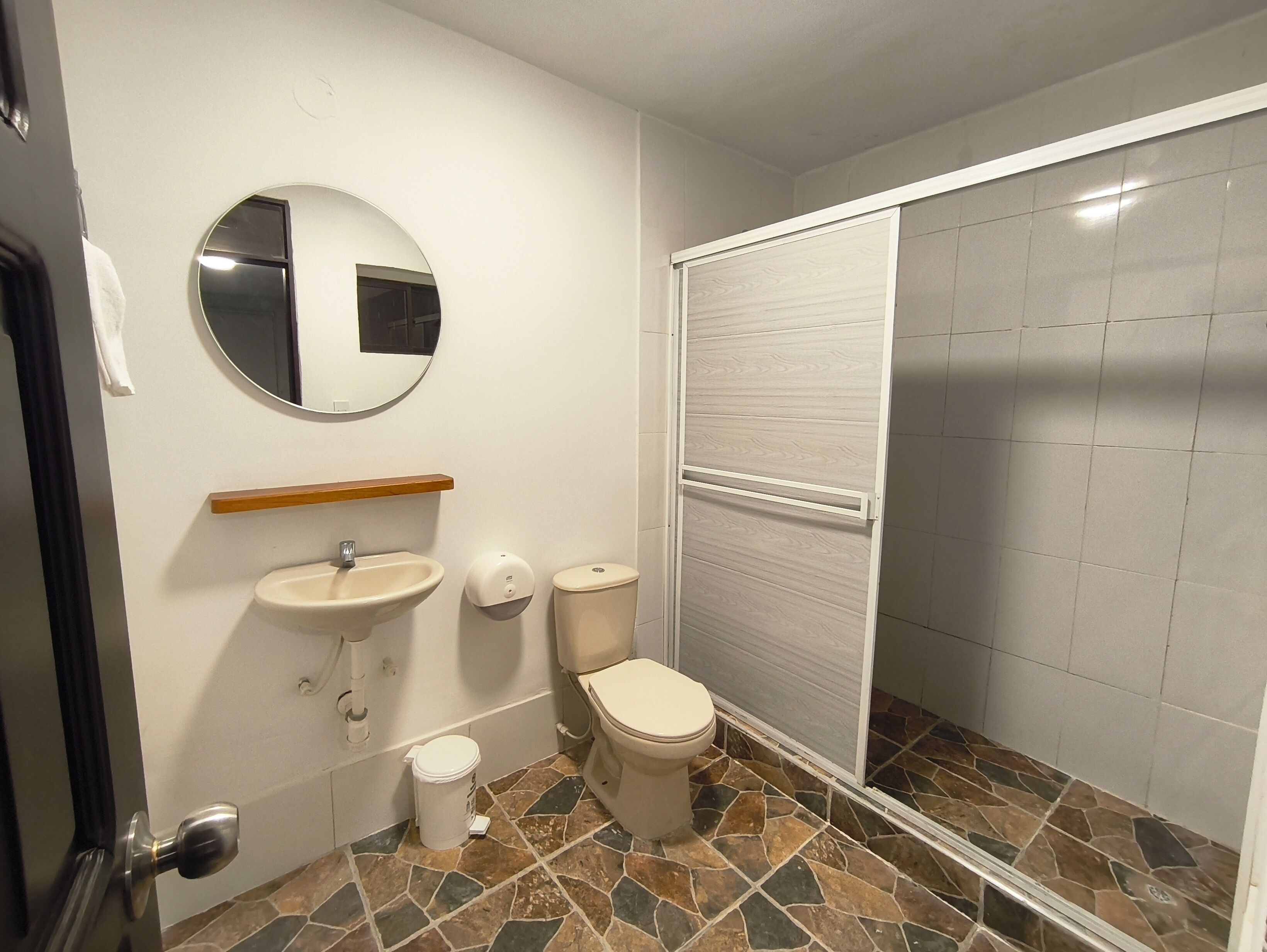 Habitación triple Confort | Baño | Ducha, toallas, jabón y papel higiénico