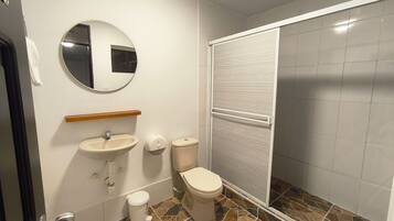 Habitación triple Confort | Baño | Ducha, toallas, jabón y papel higiénico