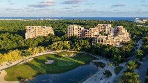 Golf - Brand new charming condo in golf community 24 hour security. (Playa del Carmen)