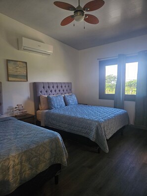 3 bedrooms, WiFi, bed sheets - House with ocean view (Utila)