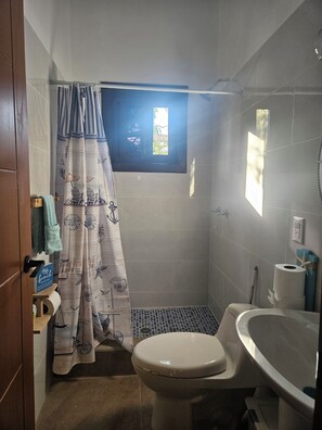Doccia, asciugamani, sapone, carta igienica