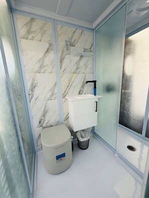 Douche, sèche-cheveux, serviettes fournies, savon