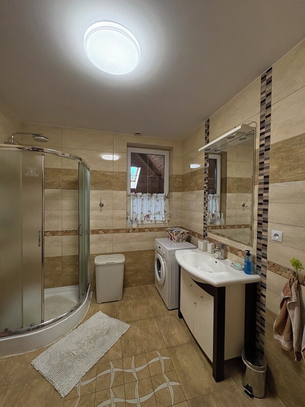 Douche, sèche-cheveux, savon