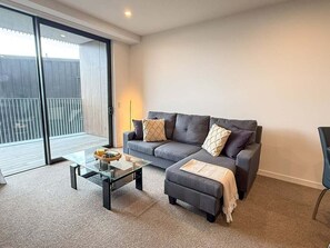 TV - Opposite Stadium 2BR CBD with Parking - Stadium Central 206 (Christchurch)
