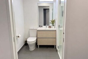 Hair dryer, towels, soap, shampoo - Opposite Stadium 2BR CBD with Parking - Stadium Central 206 (Christchurch)