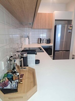 Refrigerador, microondas, horno y parrilla de estufa 