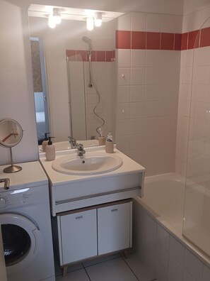 Bathroom - Vrbo Property (Mérignac)