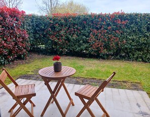 Outdoor dining - Vrbo Property (Mérignac)