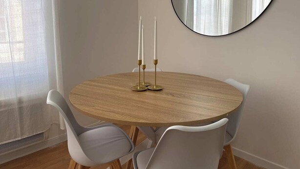A round wooden table with two white chairs, a mirror on the wall, and a window with sheer curtains. - 5 minutes from the train station! Bright and spacious apartment (Romilly-sur-Seine)