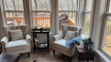 Smart TV, fireplace, books, stereo