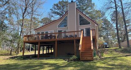 Lake Front Home with Fireplace Private Boat Dock & Kayaks