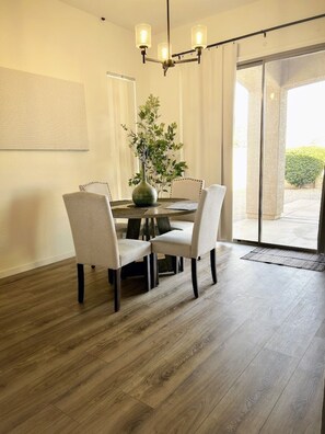 Dining - 3-bedroom Charming Chandler Haven near hospitals, shopping, freeways (Chandler)