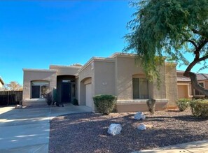 Exterior - 3-bedroom Charming Chandler Haven near hospitals, shopping, freeways (Chandler)