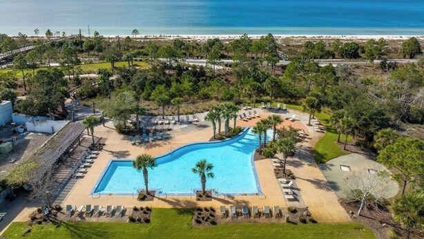 Ein Resort mit Schwimmbad, Zugang zum Strand und Blick auf den Ozean.