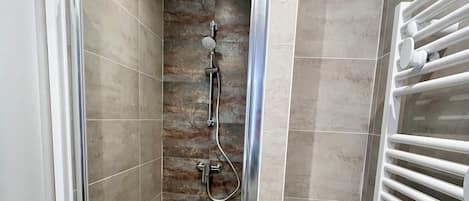Ducha, secador de pelo, toallas, jabón