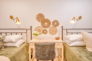 4 slaapkamers, een bureau, een strijkplank/strijkijzer, gratis wifi