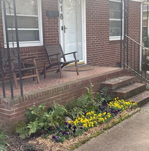 Exterior detail - Cozy 2 Bedroom Duplex Apartment near Uptown Charlotte - Desirable Plaza Midwood (Charlotte)