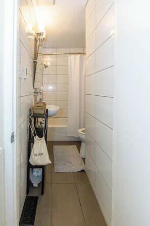 Haartrockner, Handtücher, Seife, Toilettenpapier