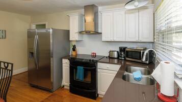 Coffee/tea maker, fridge, microwave, oven