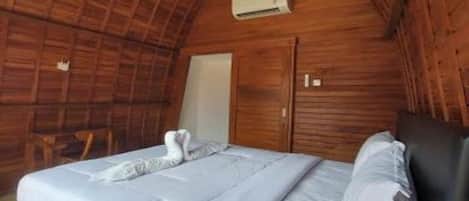 Comfort Bungalow, 1 Queen Bed, Balcony, Garden View