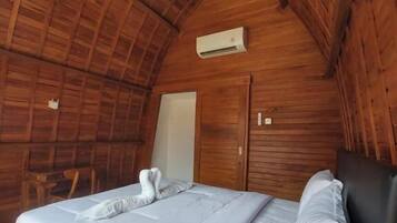Desk, laptop workspace, soundproofing, free WiFi