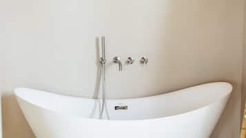 Deluxe Suite | Deep soaking bathtub